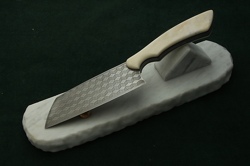 Nóż z wzorem schodków wykonany z damastu