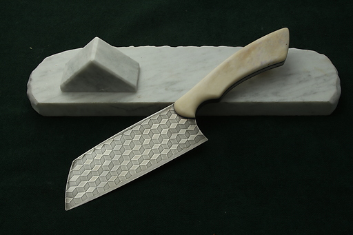Image: Nóż z wzorem schodków wykonany z damastu